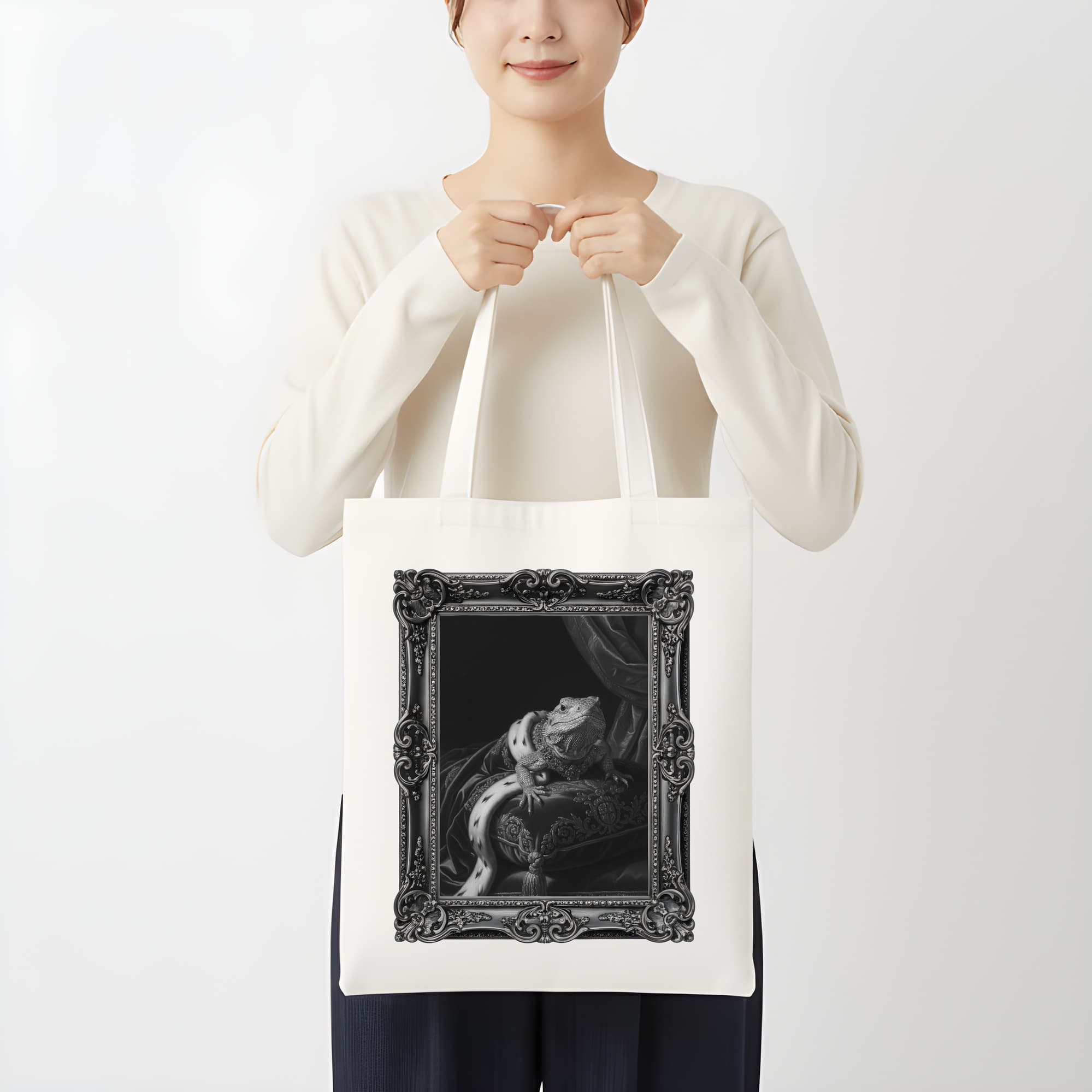 サバクイグアナのルネサンス肖像画トートバッグ(モノクロプリント・額縁デザインあり) 3