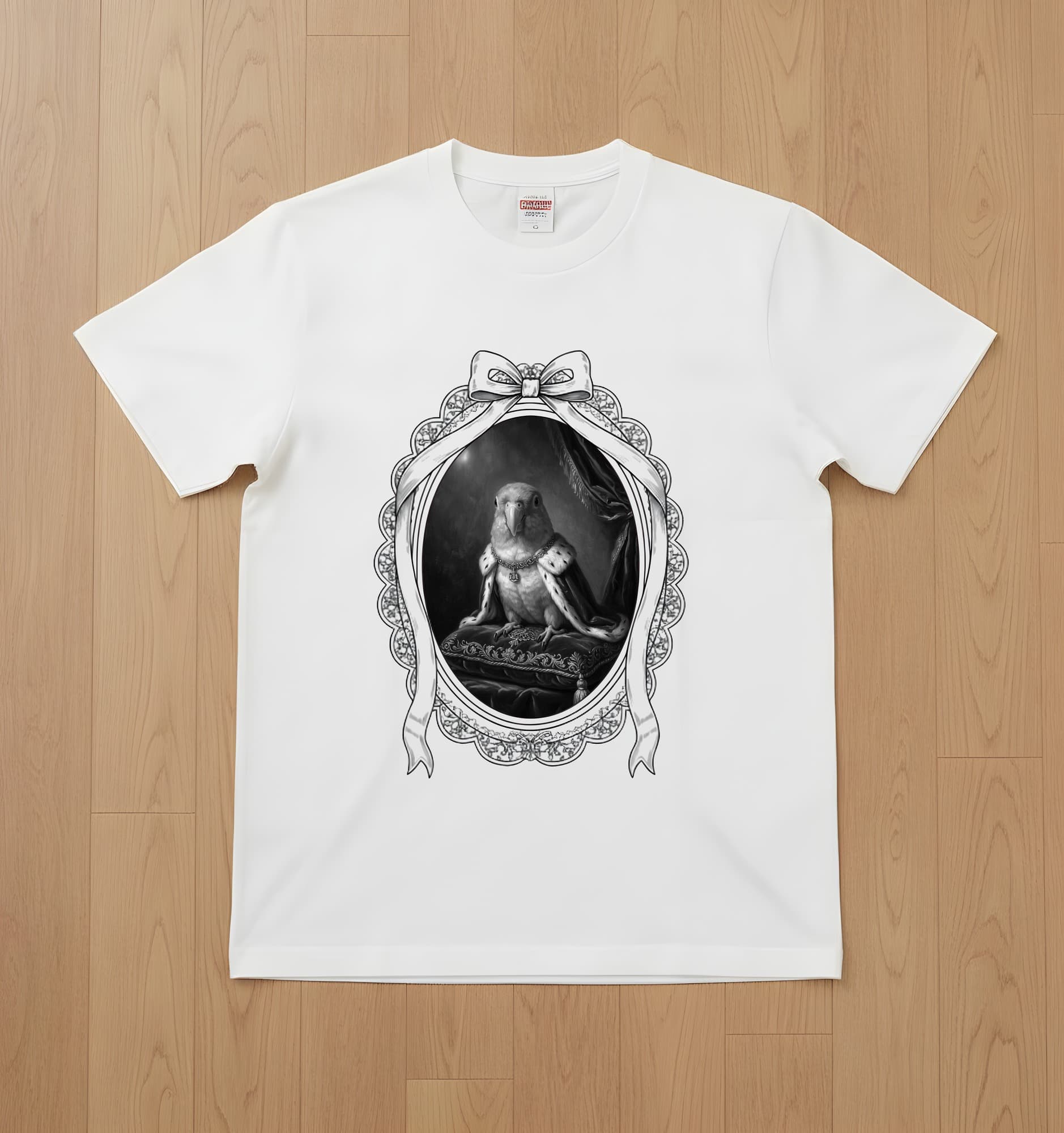 シロハラインコのルネサンス肖像画Tシャツ(ホワイト・モノクロプリント・額縁デザインあり)