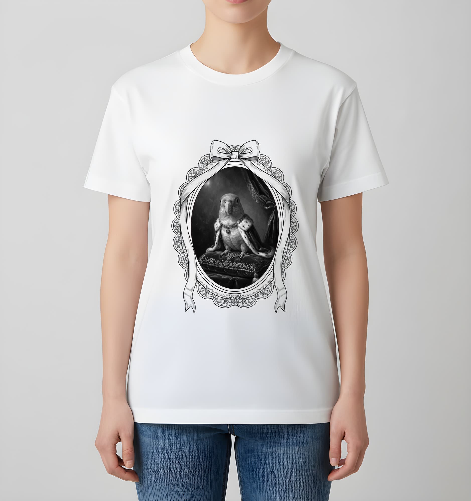 シロハラインコのルネサンス肖像画Tシャツ(ホワイト・モノクロプリント・額縁デザインあり) 4