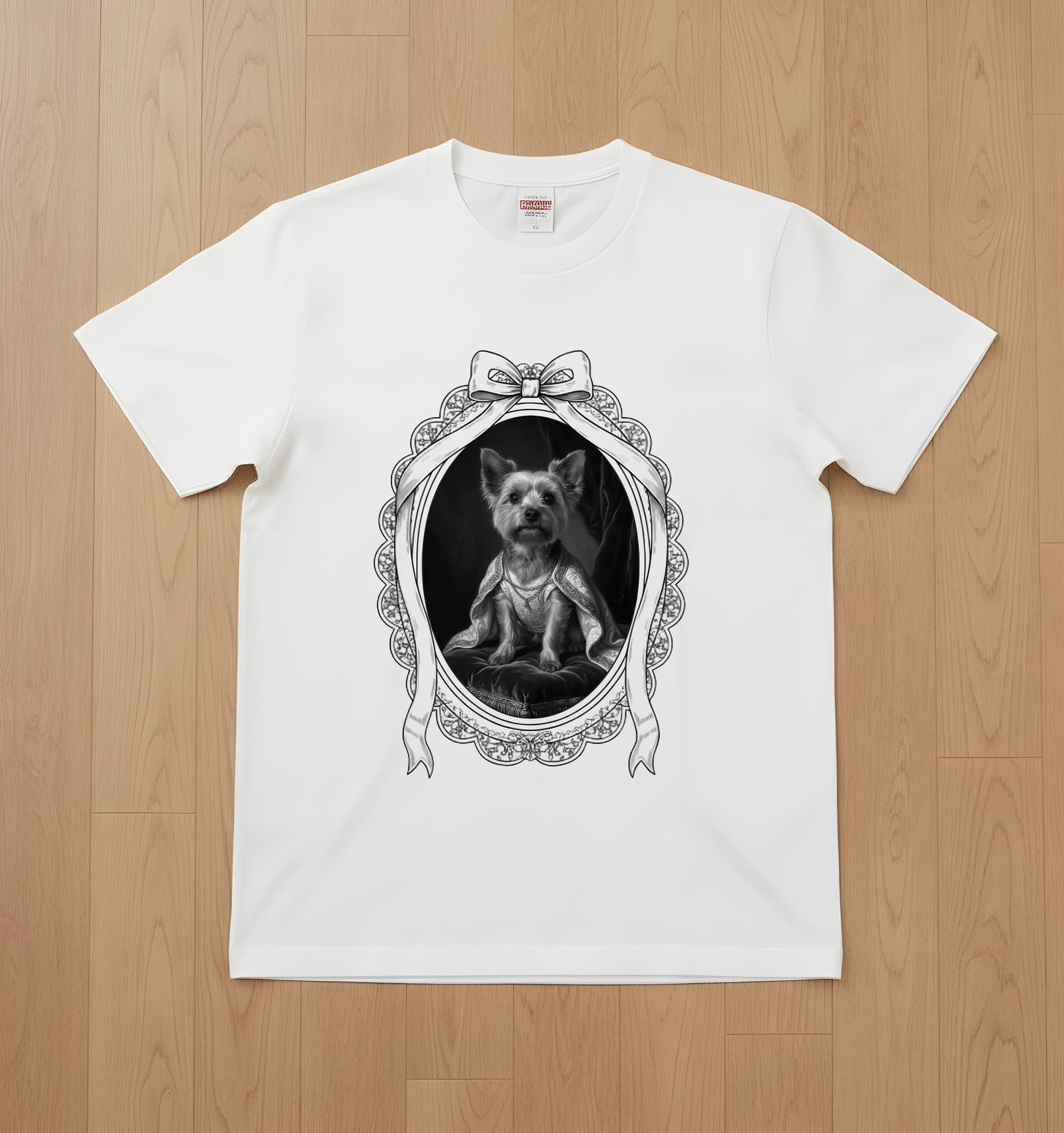 ヨークシャーテリアのルネサンス肖像画Tシャツ(ホワイト・モノクロプリント・額縁デザインあり)