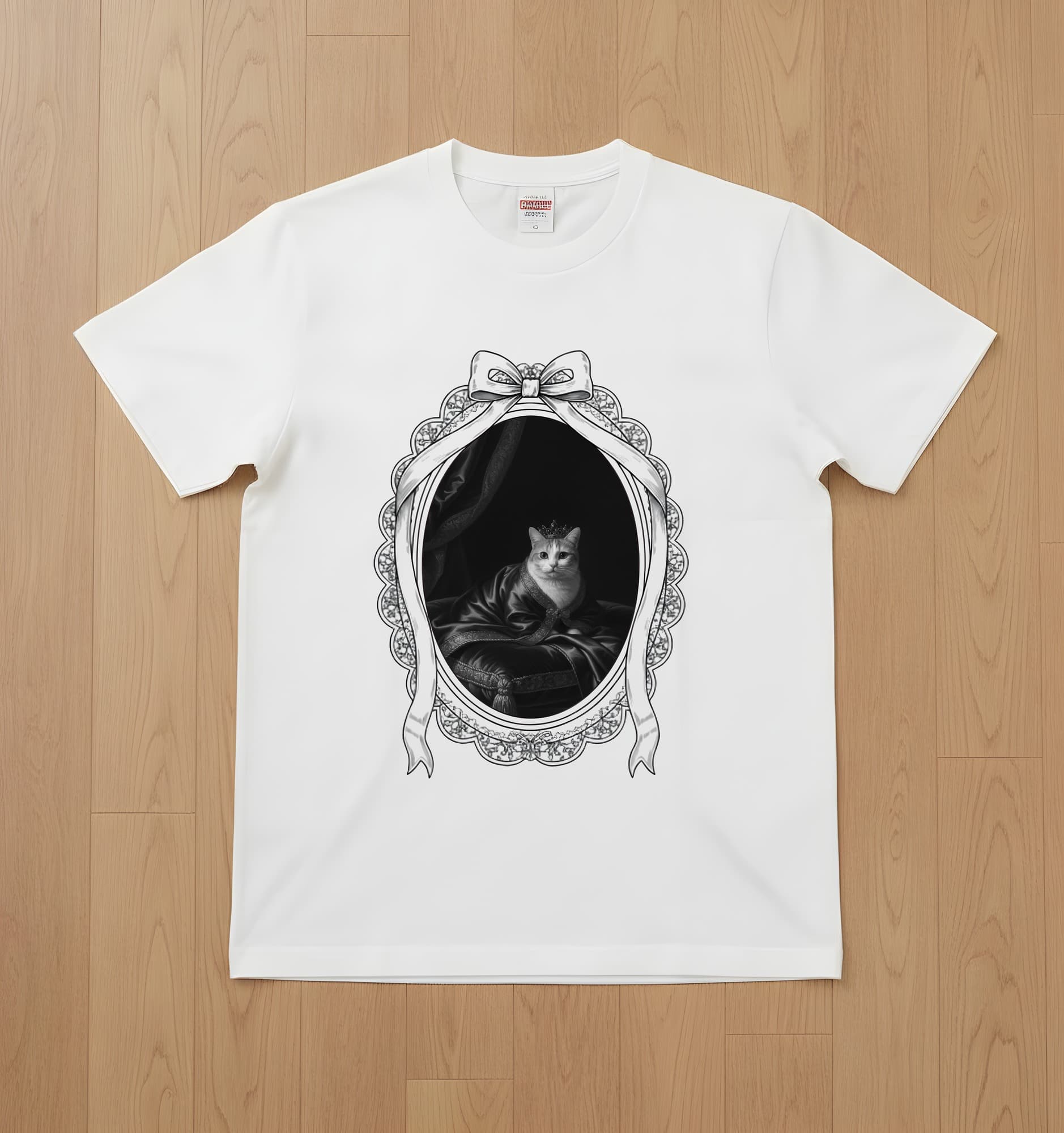 マンチカンのルネサンス肖像画Tシャツ(ホワイト・モノクロプリント・額縁デザインあり)
