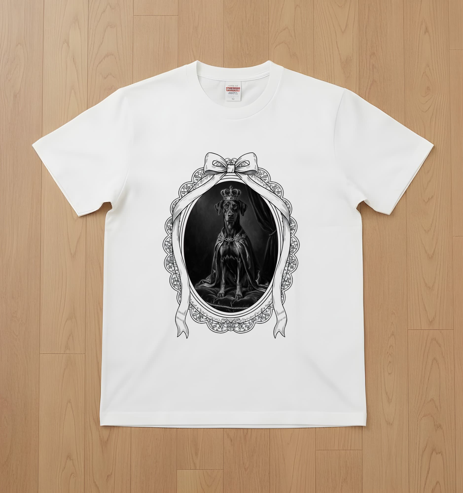ドーベルマンのルネサンス肖像画Tシャツ(ホワイト・モノクロプリント・額縁デザインあり)