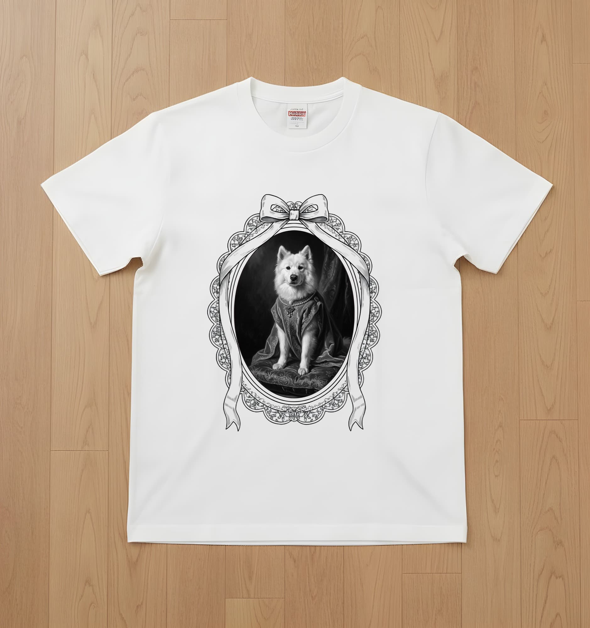 サモエドのルネサンス肖像画Tシャツ(ホワイト・モノクロプリント・額縁デザインあり)