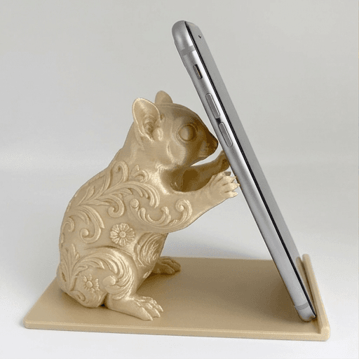 フクロモモンガのルネサンス肖像画スマホスタンド(シルクゴールド)