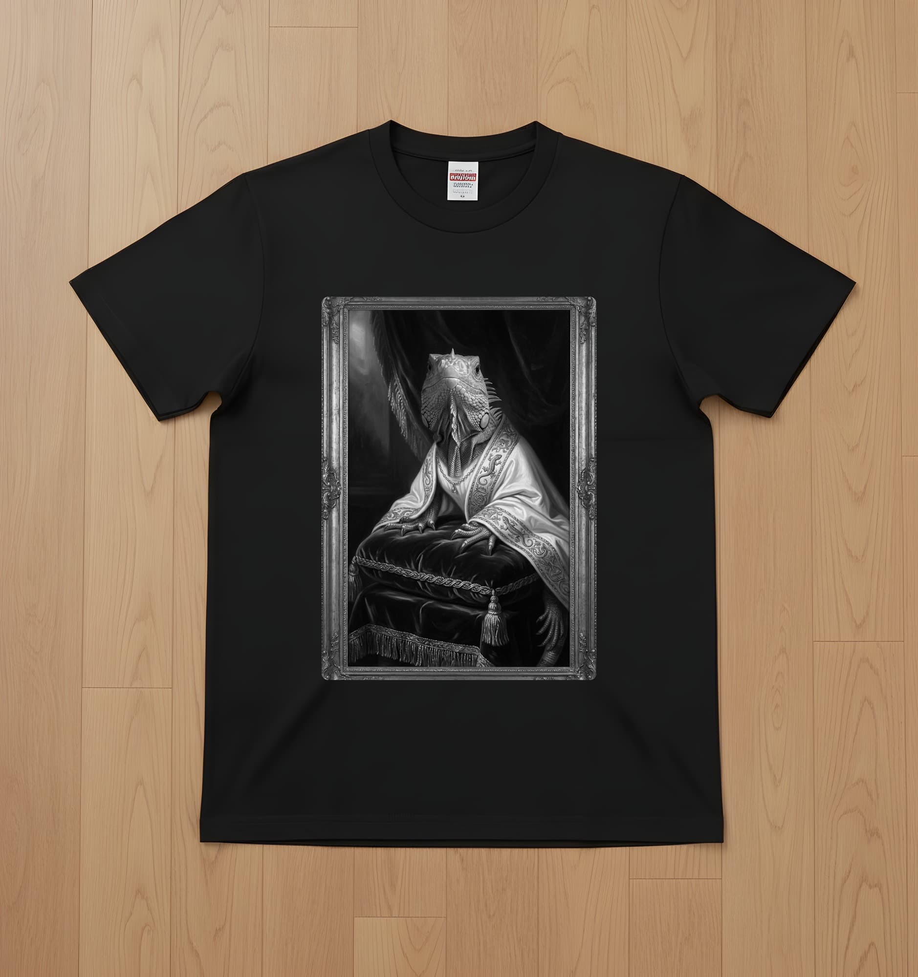 サイイグアナのルネサンス肖像画Tシャツ(ブラック・モノクロプリント・額縁なし)
