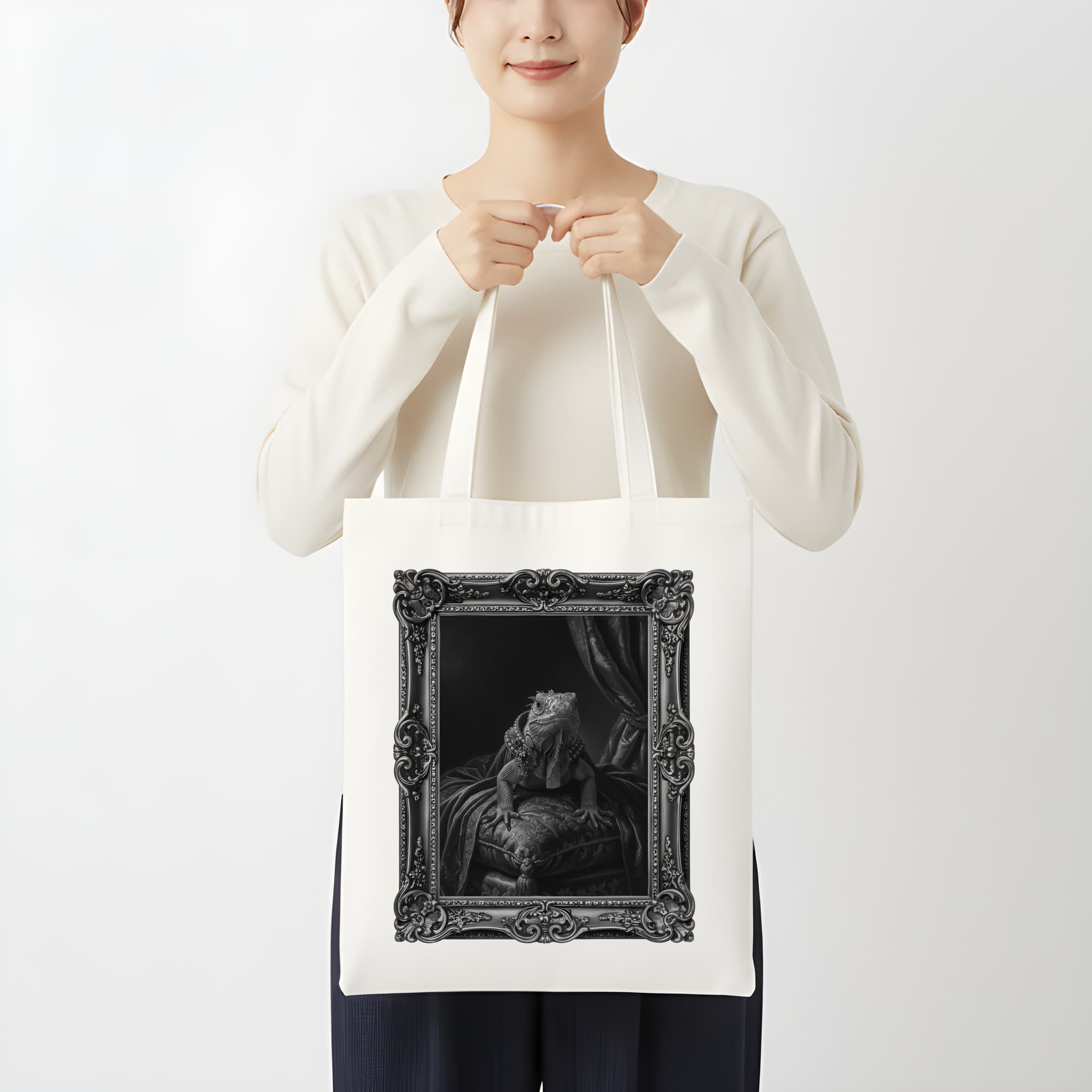 ブルーイグアナのルネサンス肖像画トートバッグ(モノクロプリント・額縁デザインあり) 3