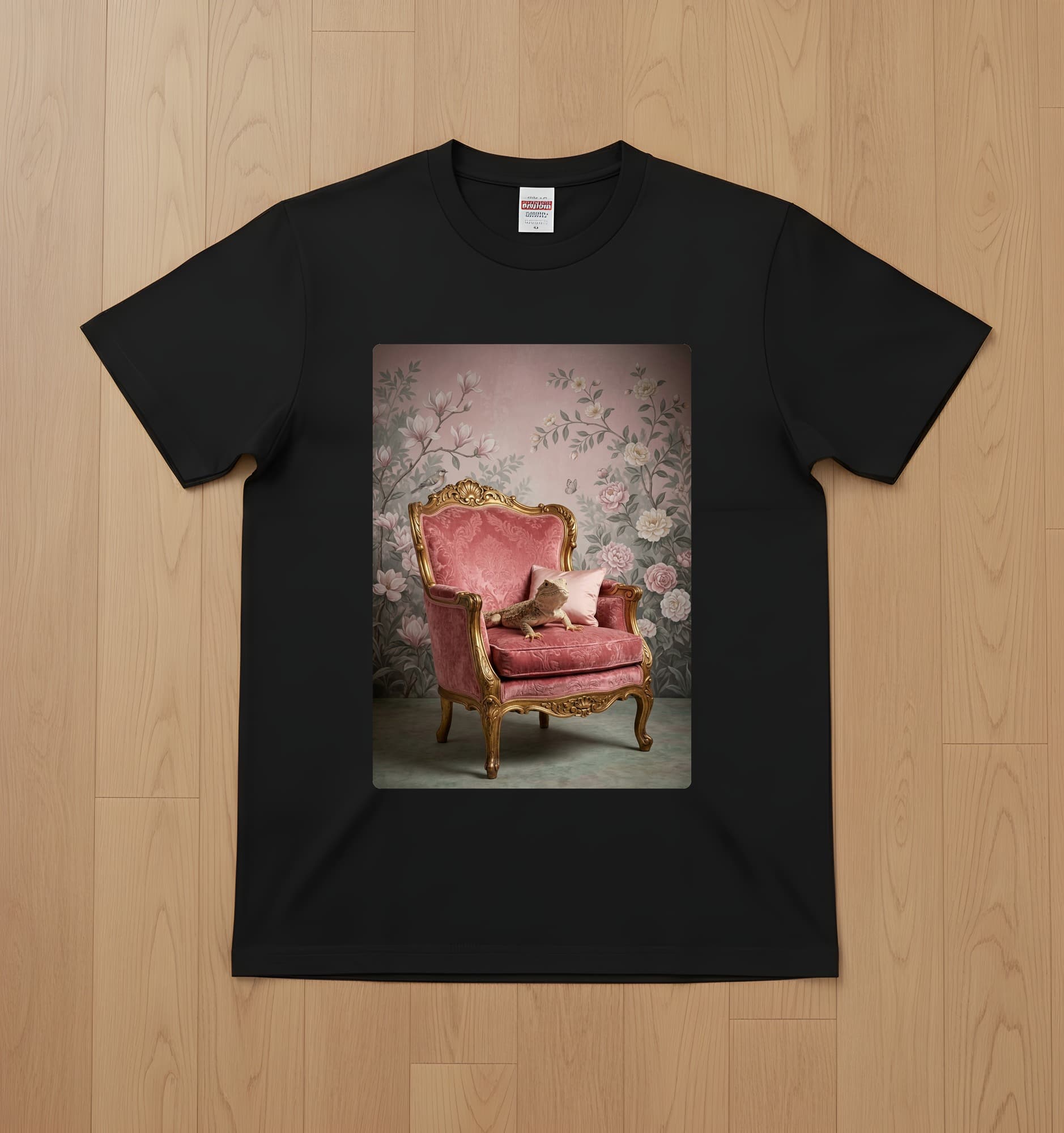 サバクイグアナのシャビーピンクの油絵風アートロココ調Tシャツ(ブラック)