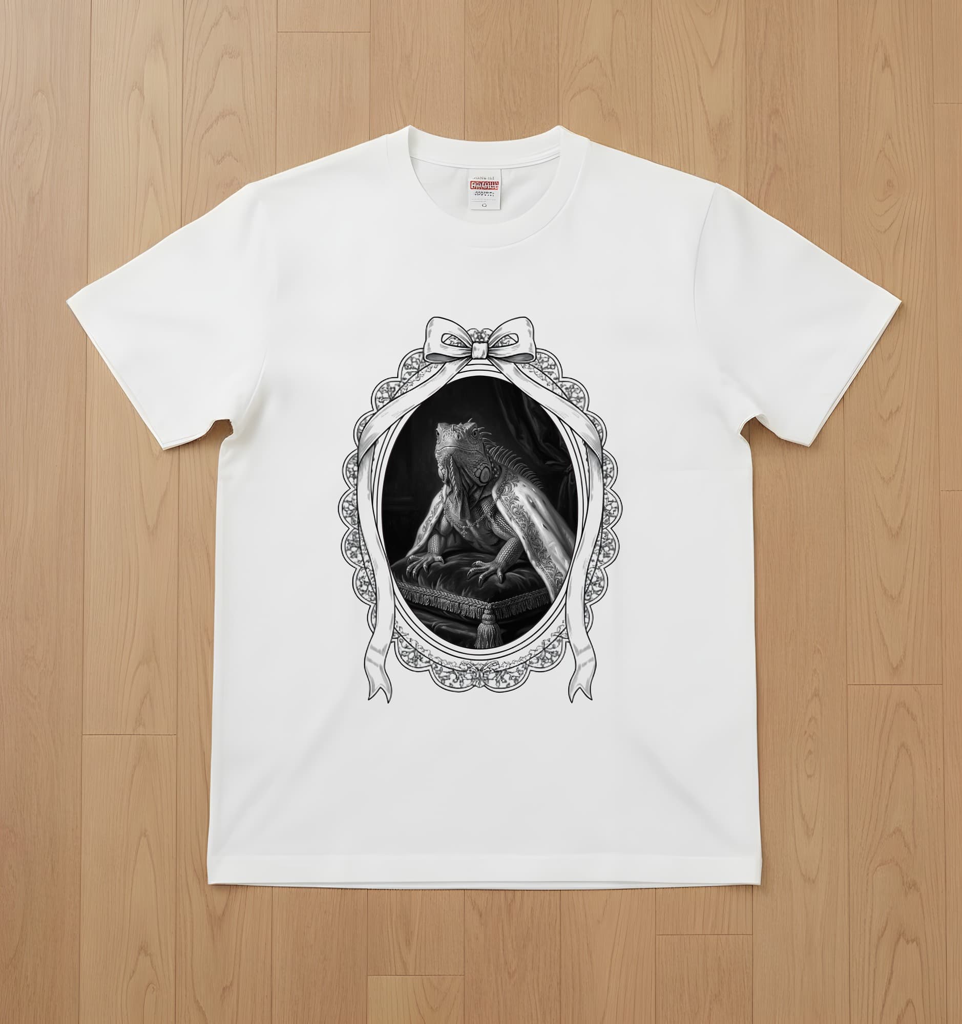 グリーンイグアナのルネサンス肖像画Tシャツ(ホワイト・モノクロプリント・額縁デザインあり)