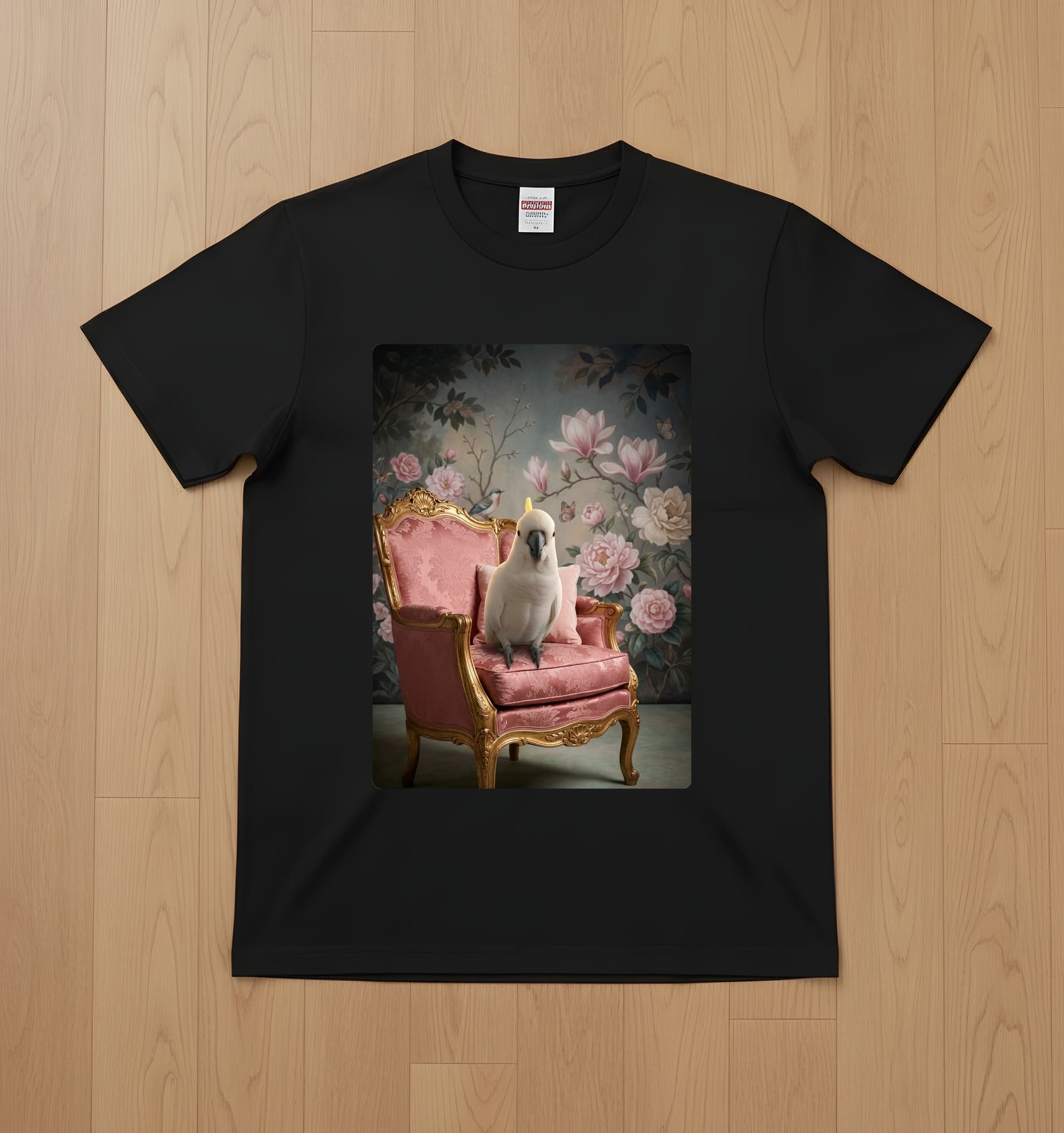 タイハクオウムのシャビーピンクの油絵風アートロココ調Tシャツ(ブラック)