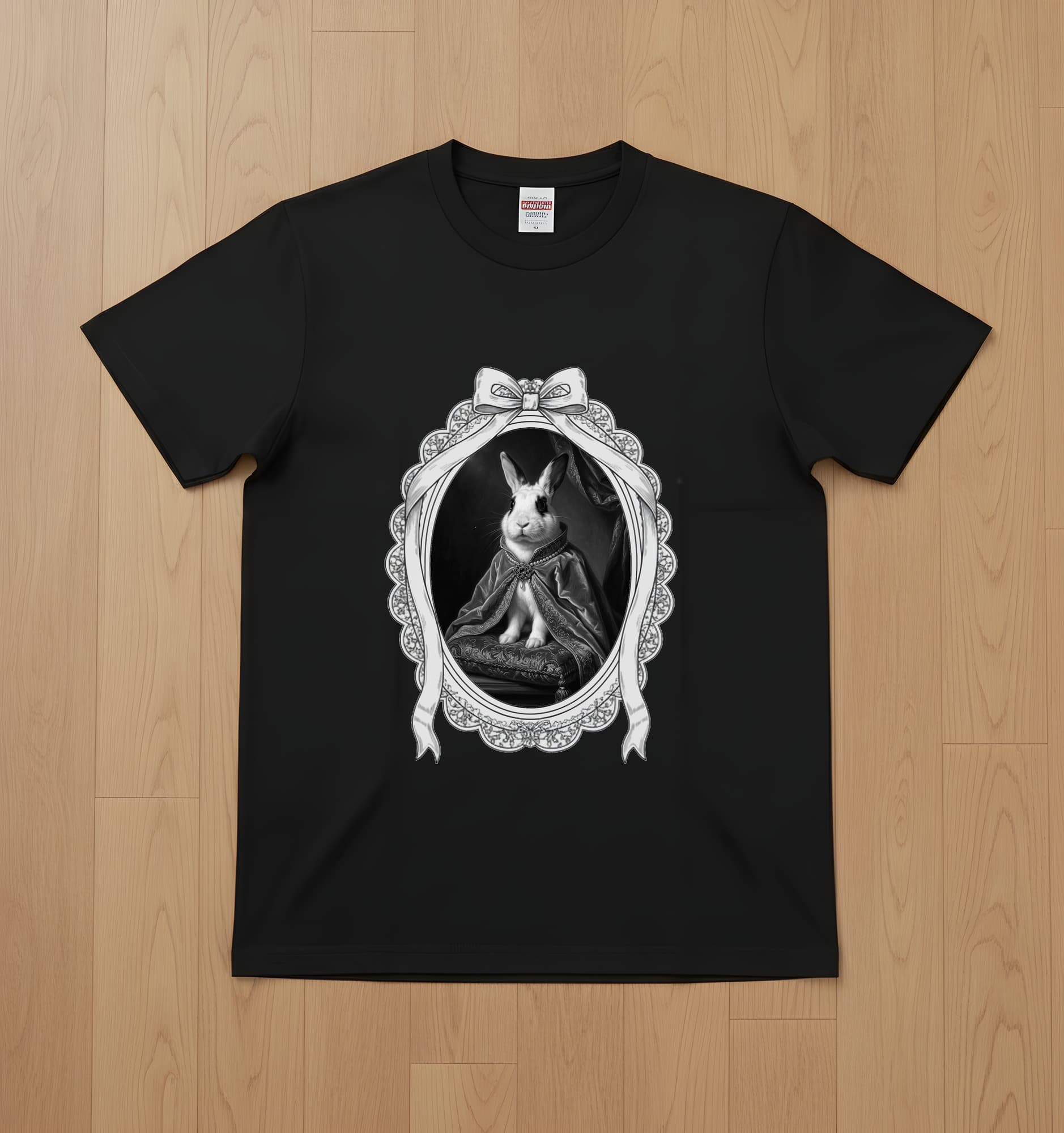 ドワーフホトのルネサンス肖像画Tシャツ(ブラック・モノクロプリント・額縁デザインあり)