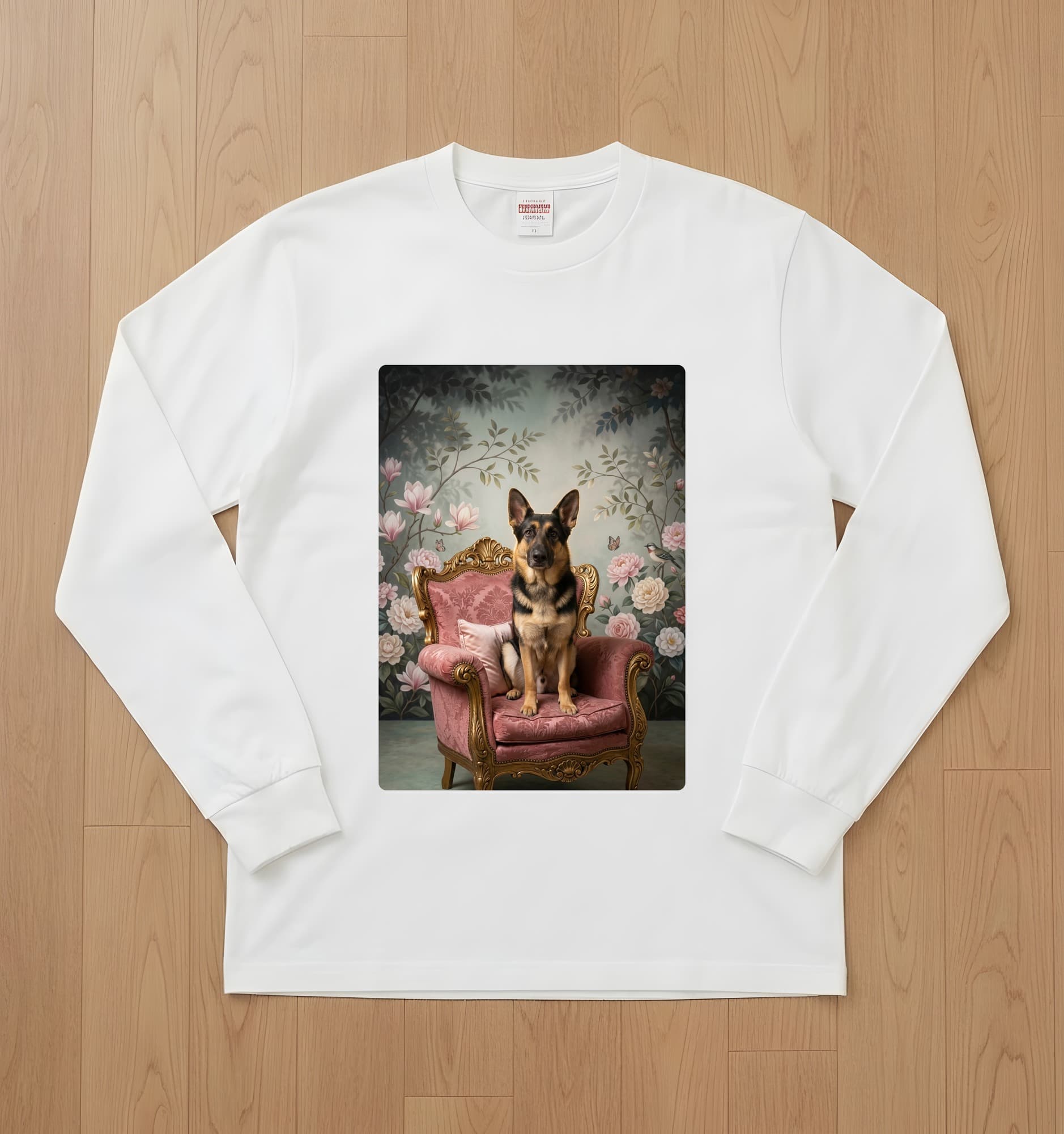 ジャーマンシェパードのシャビーピンクの油絵風アートロココ調長袖Tシャツ(ホワイト)