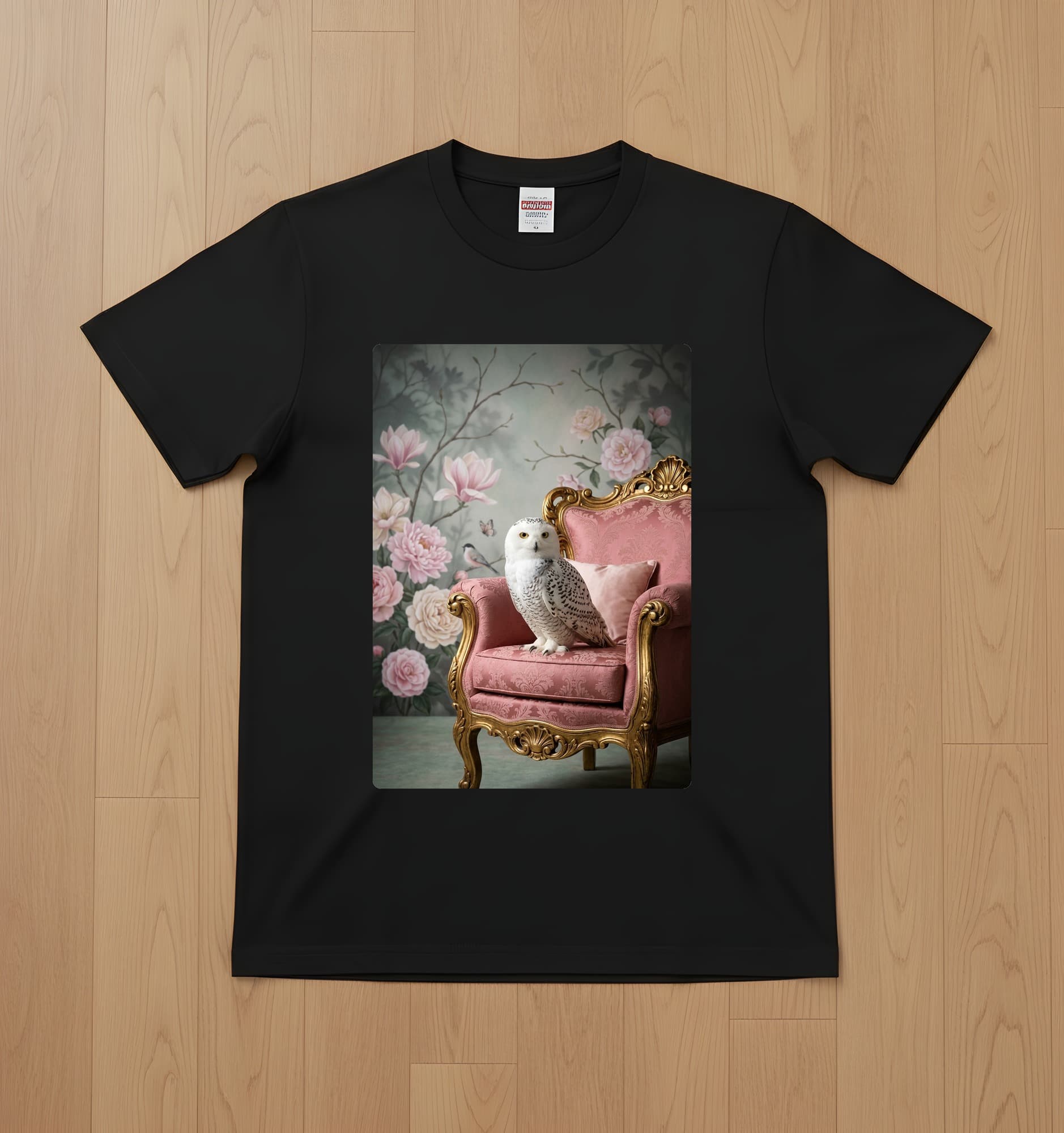 シロフクロウのシャビーピンクの油絵風アートロココ調Tシャツ(ブラック)