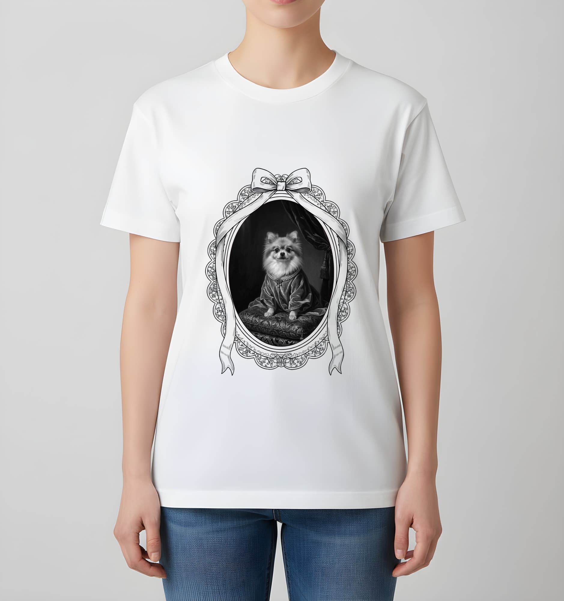 ポメラニアンのルネサンス肖像画Tシャツ(ホワイト・モノクロプリント・額縁デザインあり) 4