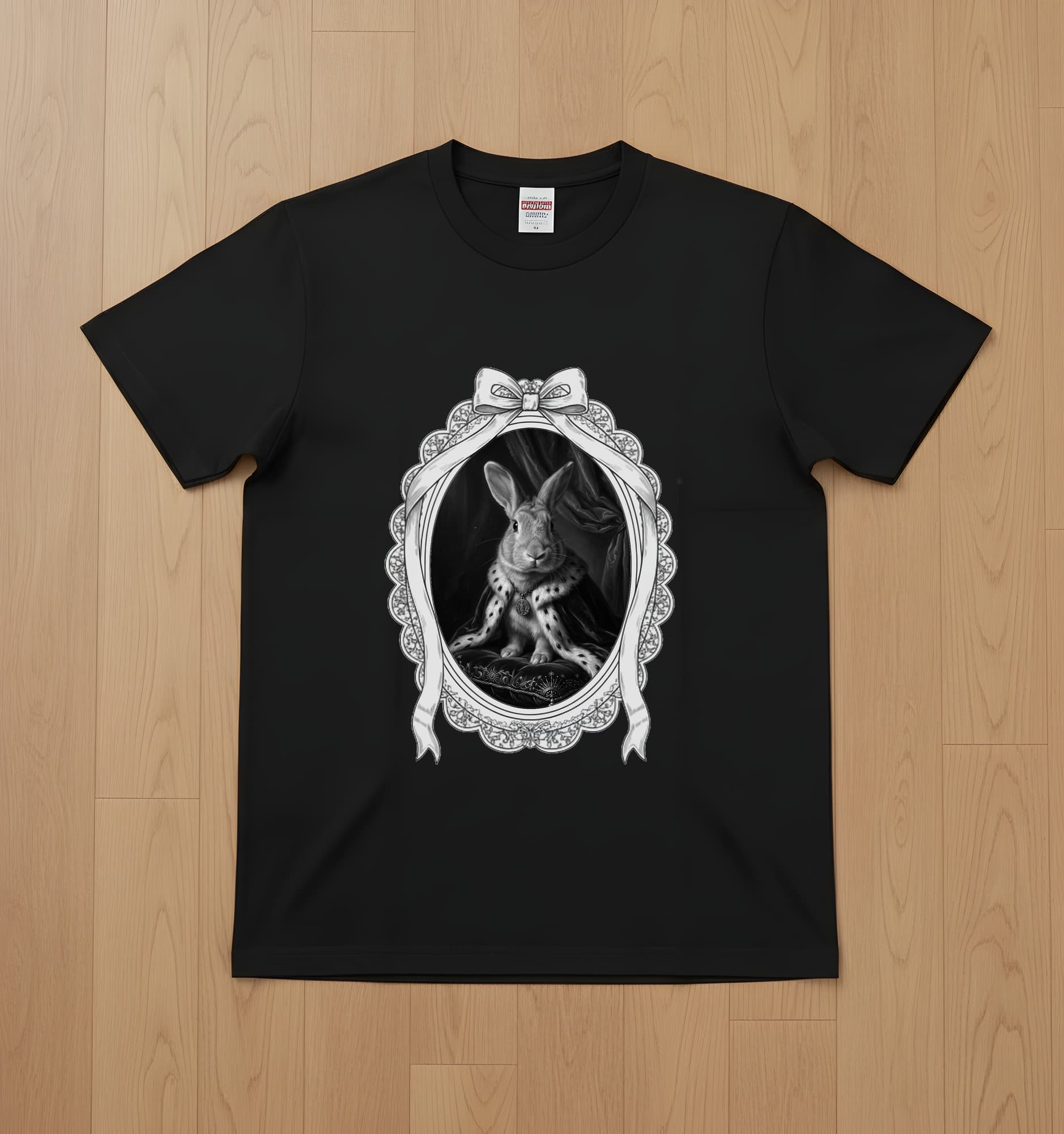 フレミッシュジャイアントのルネサンス肖像画Tシャツ(ブラック・モノクロプリント・額縁デザインあり)