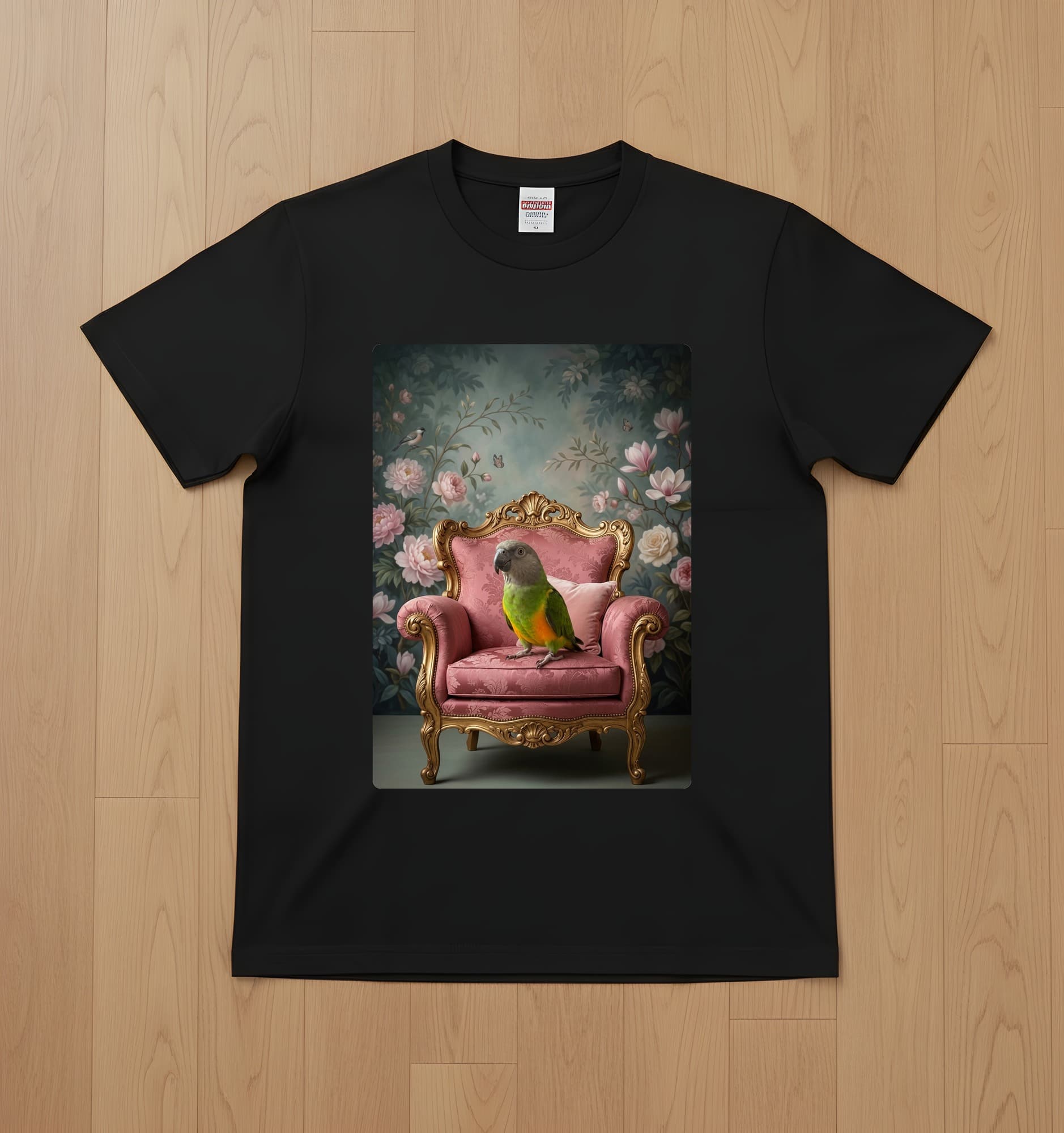 セネガルパロットのシャビーピンクの油絵風アートロココ調Tシャツ(ブラック)