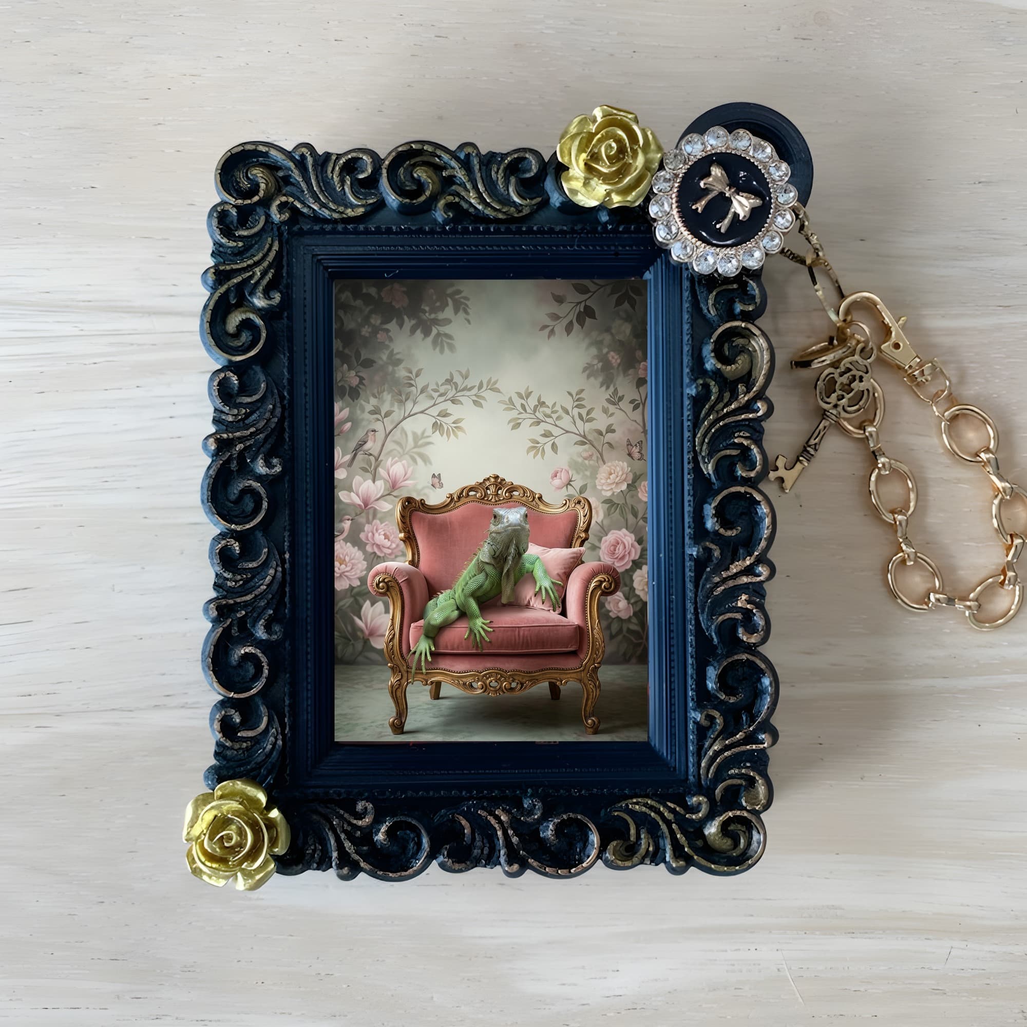 Green Iguana Shabby Pink Oil-Painting Rococo Bag Charm (Black)