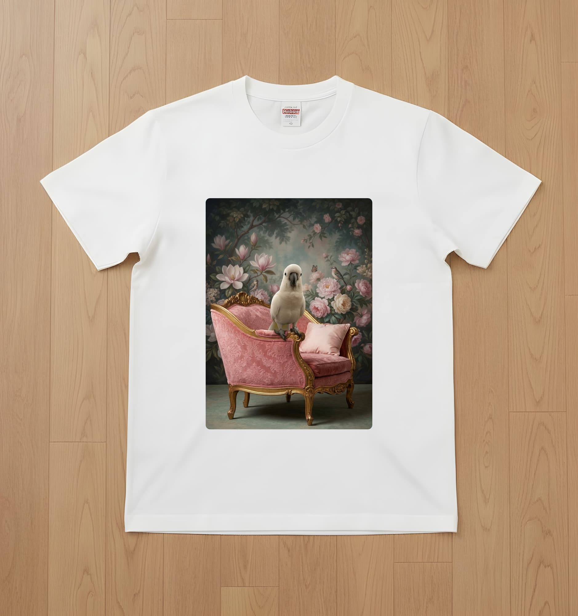 キバタンのシャビーピンクの油絵風アートロココ調Tシャツ(ホワイト)