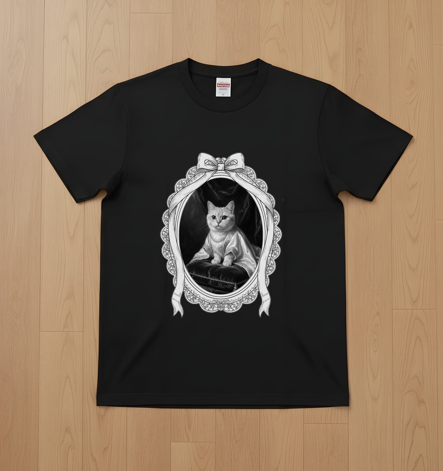 マンチカンのルネサンス肖像画Tシャツ(ブラック・モノクロプリント・額縁デザインあり)