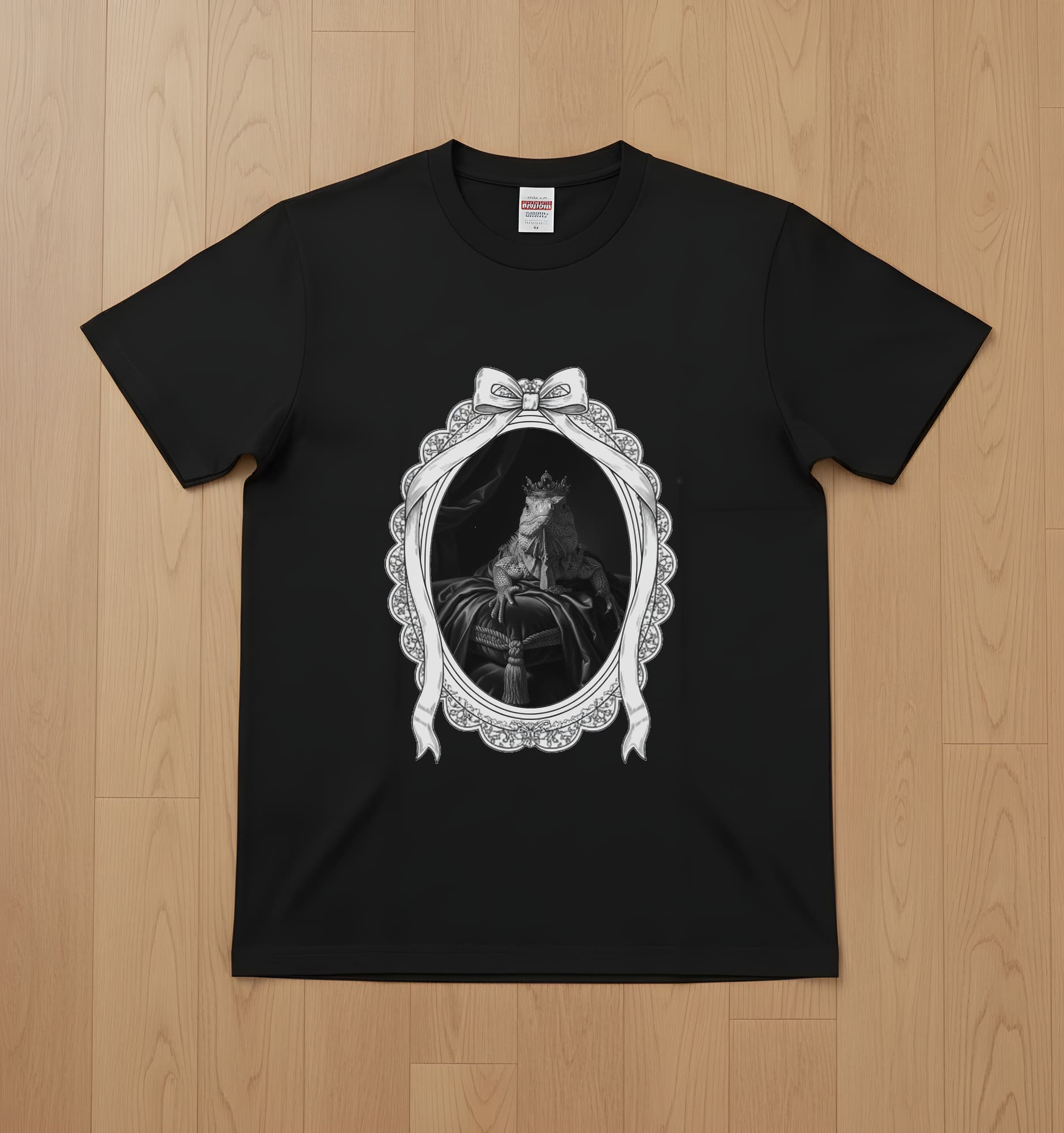 トゲオイグアナのルネサンス肖像画Tシャツ(ブラック・モノクロプリント・額縁デザインあり)